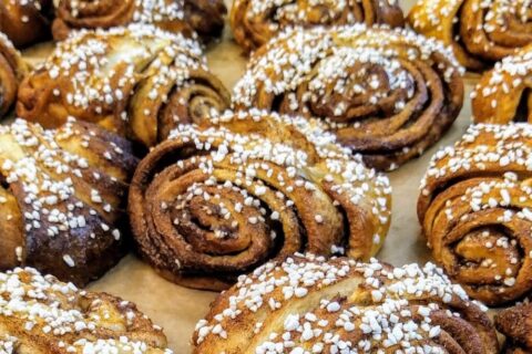 Juuri uunista tulleita korvapuusteja