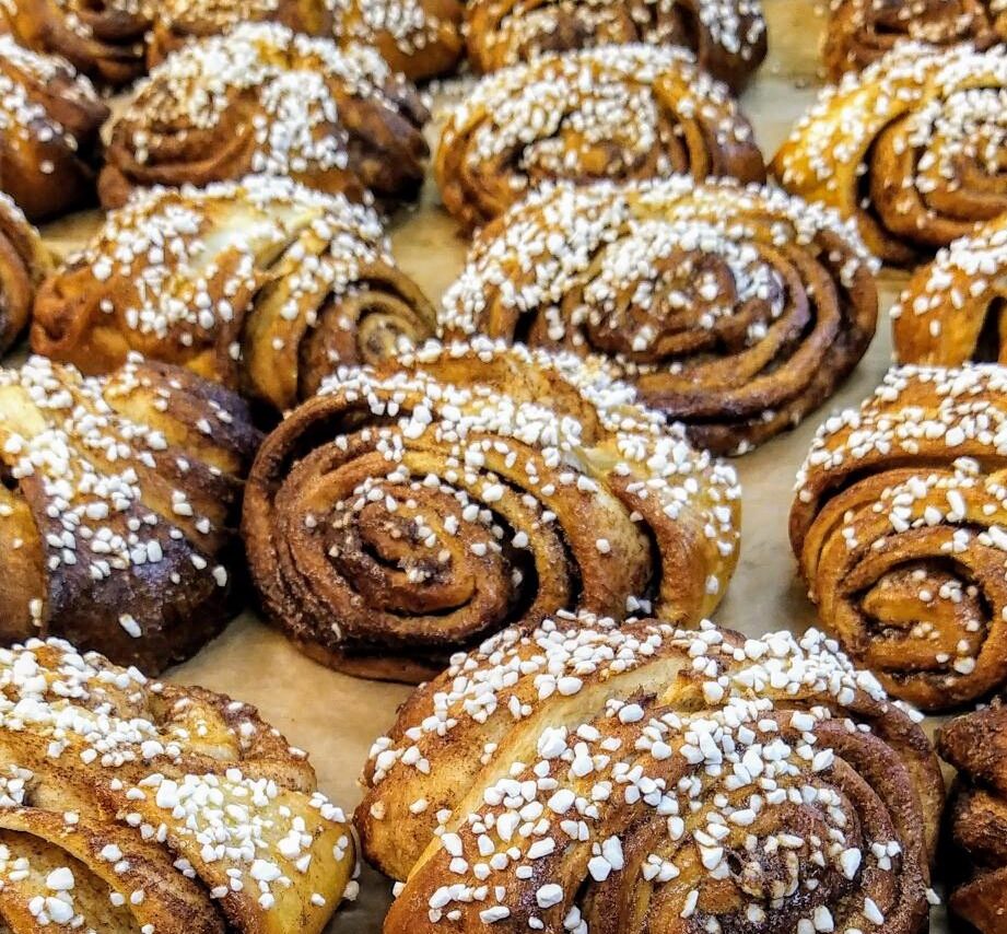 Juuri uunista tulleita korvapuusteja