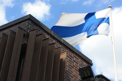 Suomen lippu heiluu salossa Hampurin merimieskirkon kellotornin päällä.