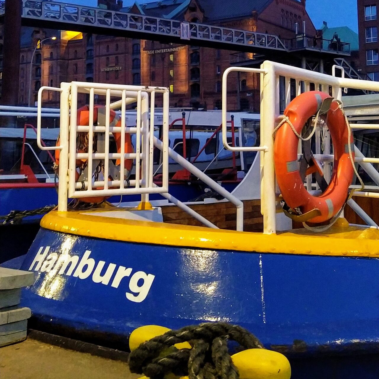 laivan perä jossa lukee Hamburg, pelastusrengas.