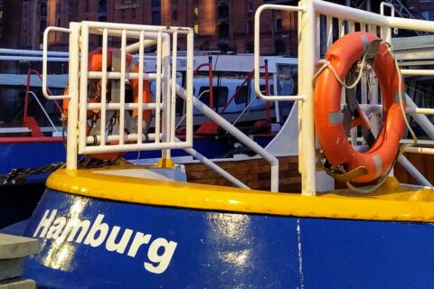 Hamburg-nimisen, sinikeltaisen laivan perä.
