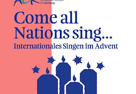Yläosassa teksti Come all Nations sing... Alaosassa neljä sinistä piirrettyä adventtikynttilää