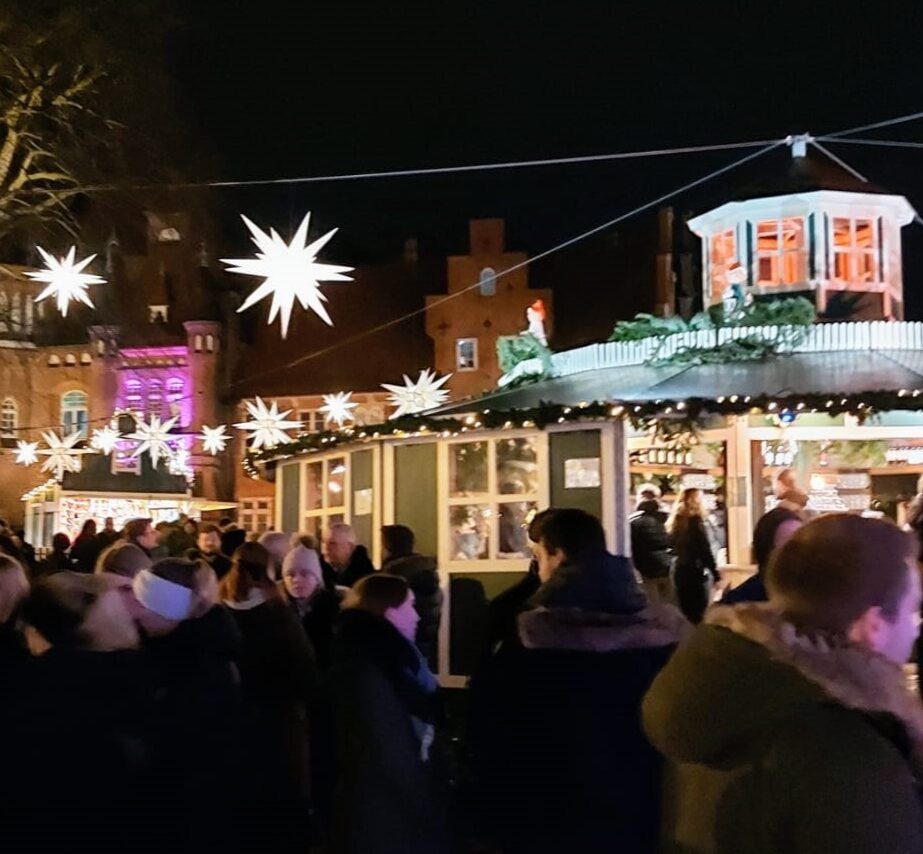 Bergedorfin joulumarkkinat illalla. Kuvassa valaistu myyntipiste ja sen edessä paljon ihmisiä