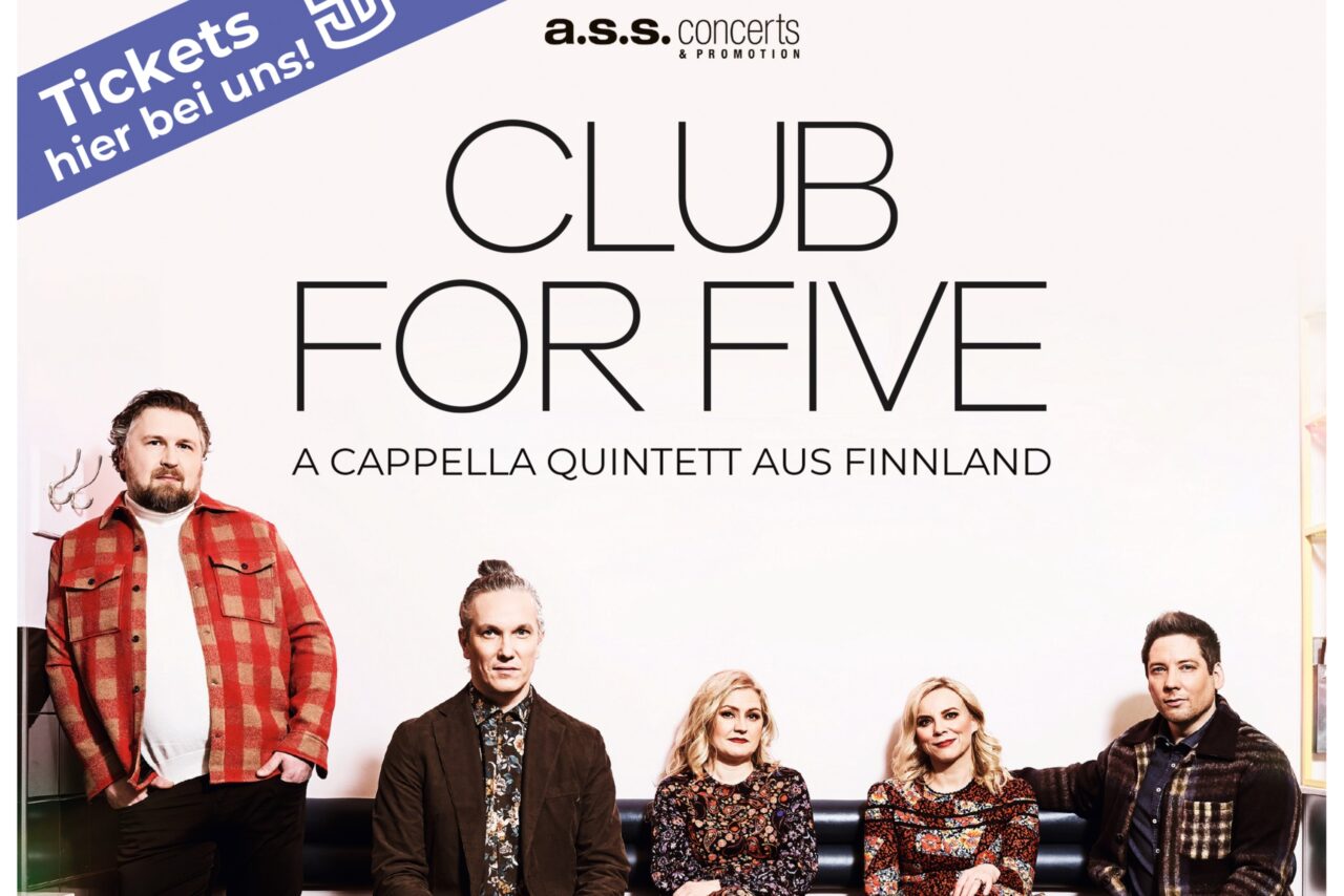 Suomalaisen a capella yhtyeen, Club for Fiven, jäsenet istumassa sohvalla