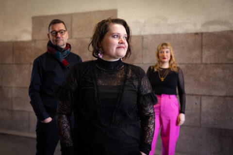 Anne-Mari Kivimäki edustalla keskellä, taustalla vasemmalla Timo Väänänen ja oikealla Silja Palomäki