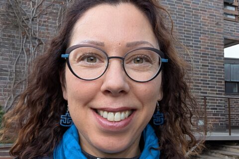 Hymyilevä, silmälasipäinen, kiharahiuksinen Sonja Samsten Hampurin merimieskirkon pihalla