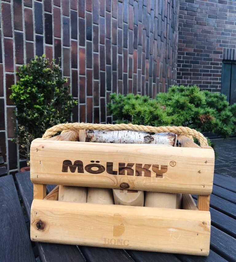 Mölkkypeli laatikossa Hampurin merimieskirkon terassin pöydällä