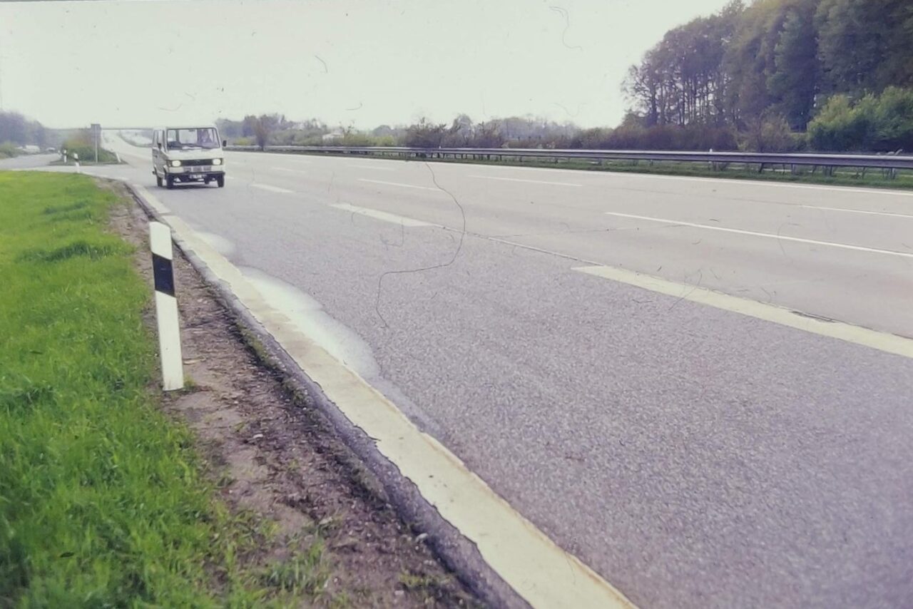 Kuva noin 1980-luvulta, tyhjä maantie, vasemmalla kaukana tulossa valkoinen pakettiauto