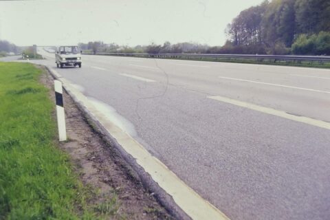 Kuva noin 1980-luvulta, tyhjä maantie, vasemmalla kaukana tulossa valkoinen pakettiauto