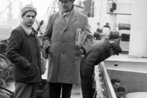 Pienikokoinen Allan Sture ja todella iso mies, Olli Auterinen laivan kannella 1961.