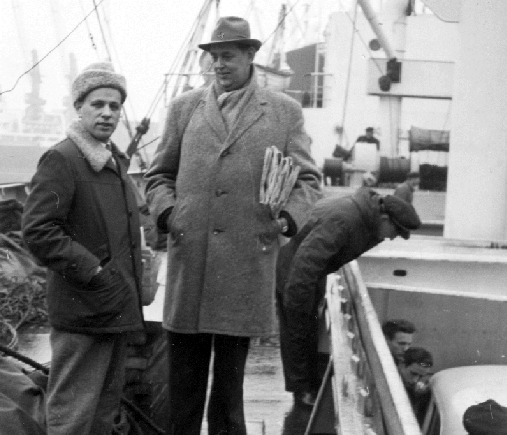 Pienikokoinen Allan Sture ja todella iso mies, Olli Auterinen laivan kannella 1961.