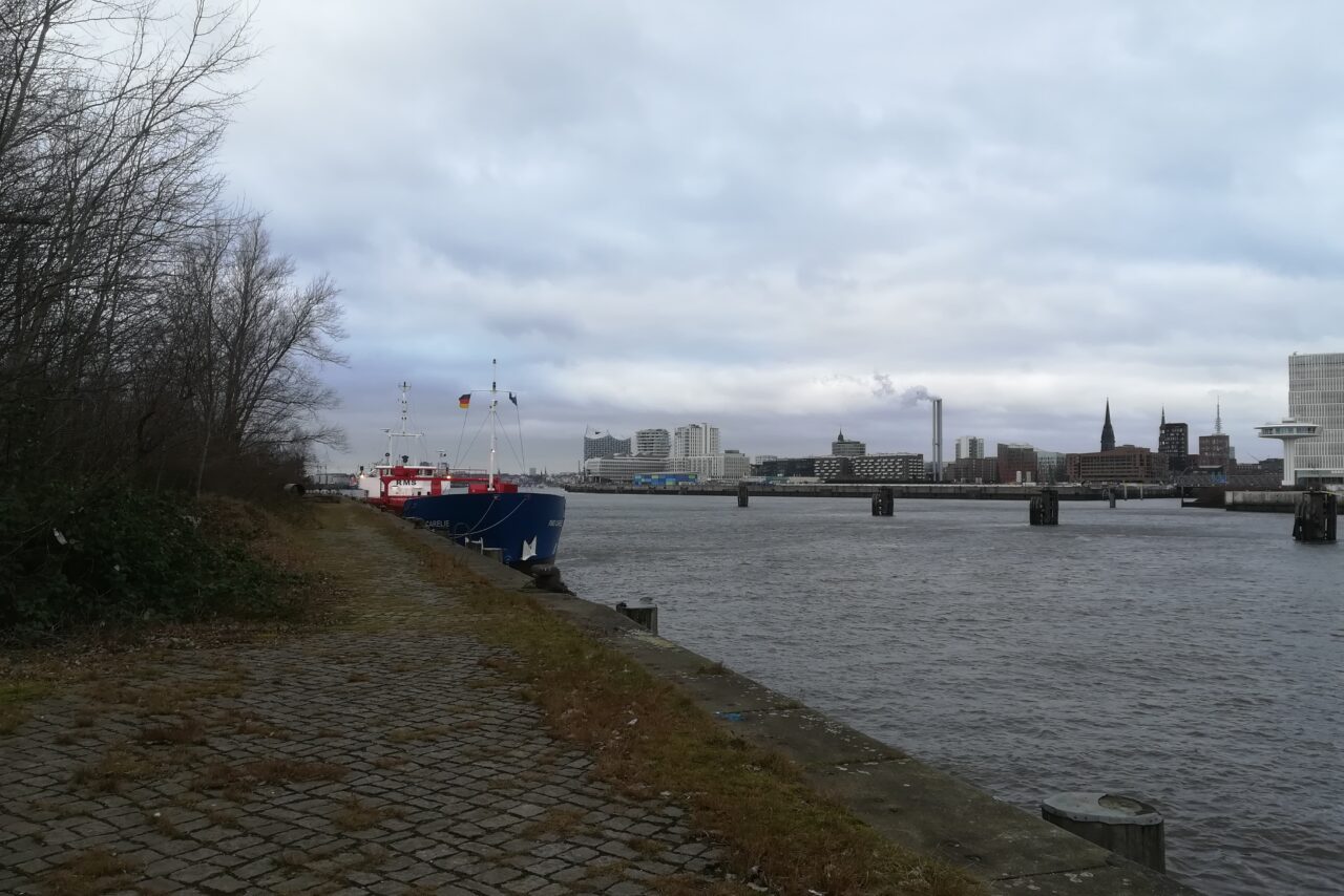 Näkymä Hampurin satamasta. Kaukana vasemmassa laidassa näkyy pieni sininen laiva, muuten vain vettä.