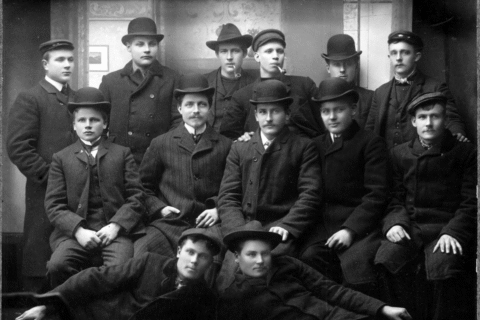 Joukko miehiä pyhäpuvuissa vuonna 1908