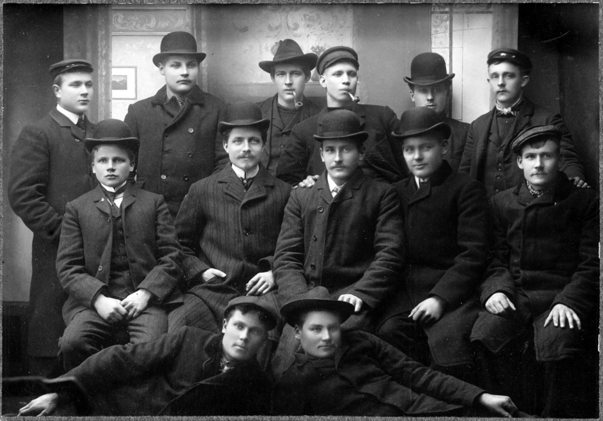 Joukko miehiä pyhäpuvuissa vuonna 1908